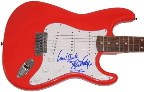 ГЛОРИЯ ЕСТЕФАН С АВТОГРАФ На ЭЛЕКТРОГИТАРЕ RED FENDER STRATOCASTER В РЕАЛЕН РАЗМЕР С АВТОГРАФ на ДЖЕЙМС СПЕНСА JSA AUTHENTICATION